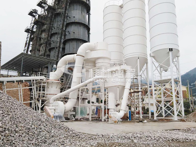 雷蒙磨石灰機HC1700擺式磨粉機 貴州客戶生產現(xiàn)場