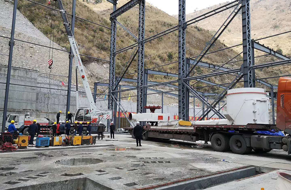 廣西桂林鴻程磨粉機(jī)董事長容棟國、總經(jīng)理林總親臨磨機(jī)安裝現(xiàn)場指導(dǎo)工作 廣西桂林鴻程磨粉機(jī)董事長容棟國、總經(jīng)理林總親臨磨機(jī)安裝現(xiàn)場指導(dǎo)工作